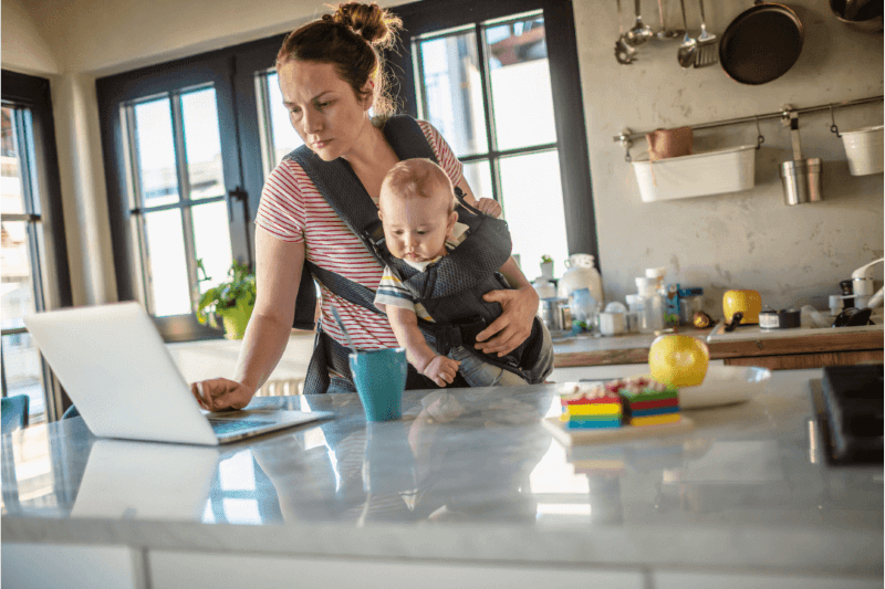 working mother with child - flexible working environment